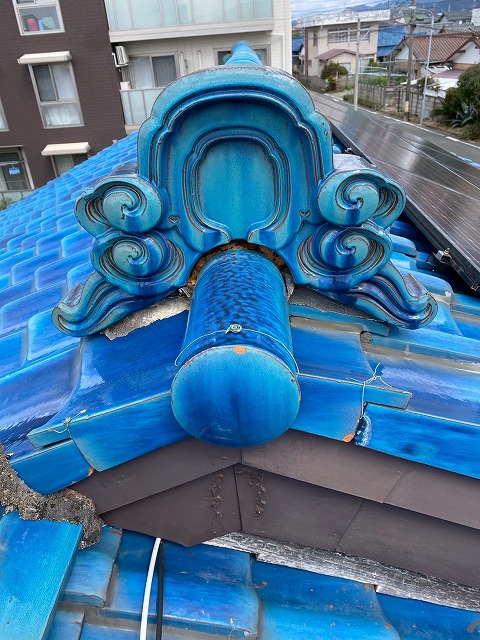 鬼瓦の隙間煮詰められた漆喰